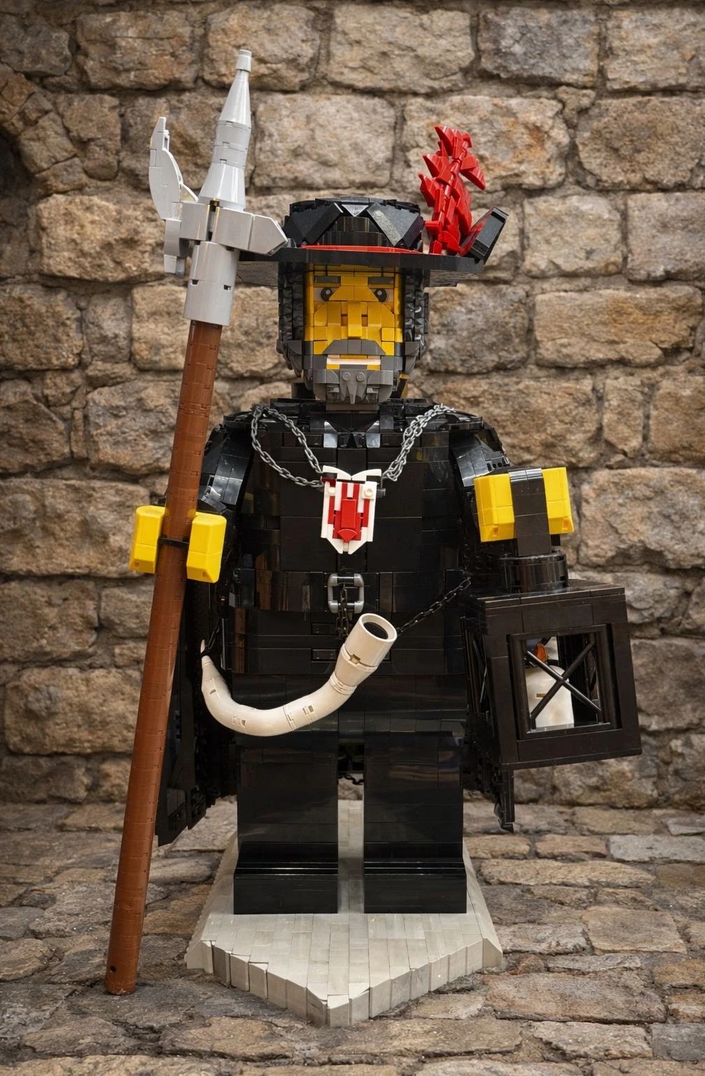 Rothenburger Nachtwächter aus LEGO-Steinen mit Hellebarde und Laterne
